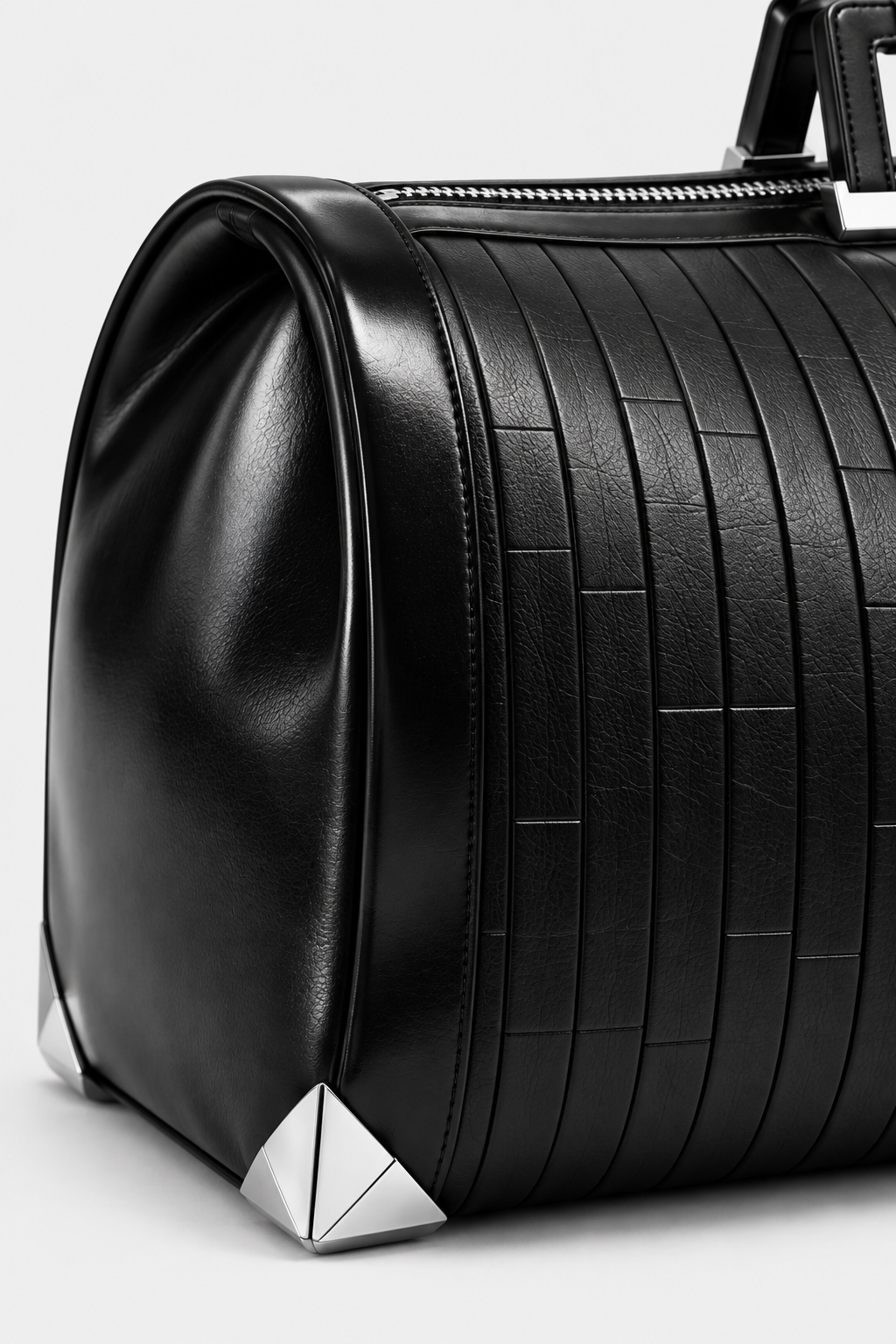 Pentagon barrel duffel end panel and silver-tone corner foot detail