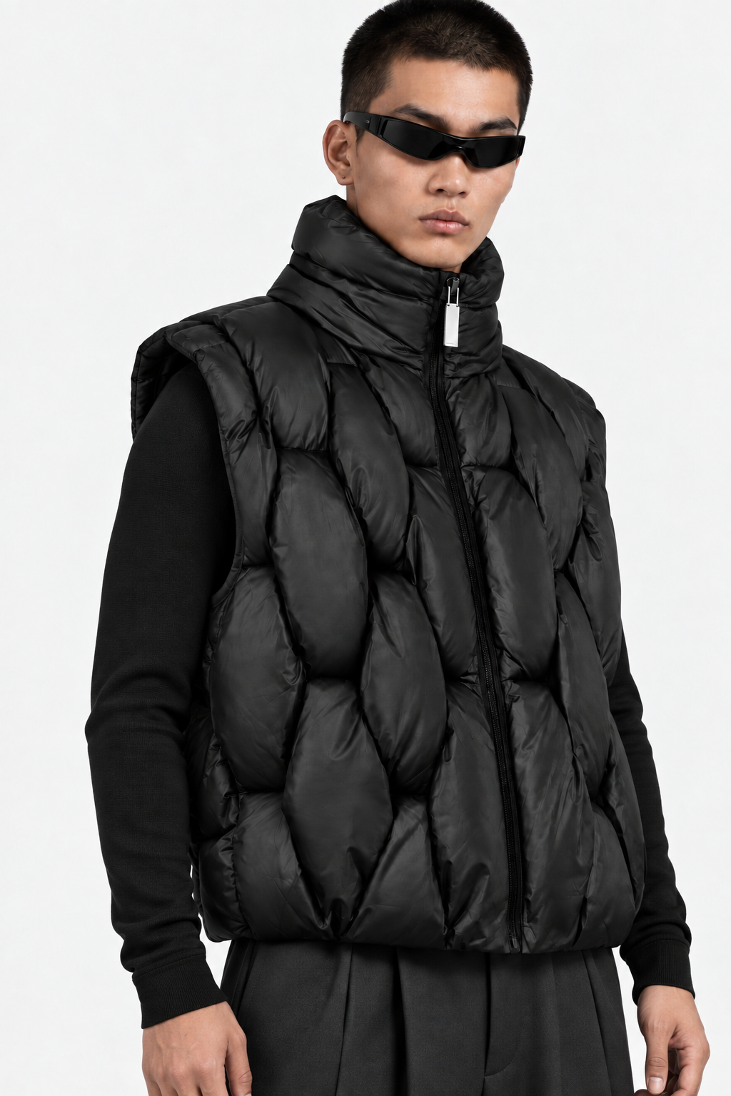 Close detail of the OCTAGON Pentagon black puffer vest collar, quilting and chrome zipper pull